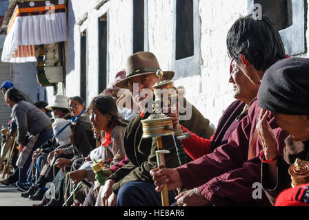 Lhasa: Barkhor ("mittlere Umlauf Weg" rund um den Jokhang-Tempel) in der tibetischen Altstadt; Pilger beeilen, um das tibetische Neujahrsfest am e Stockfoto