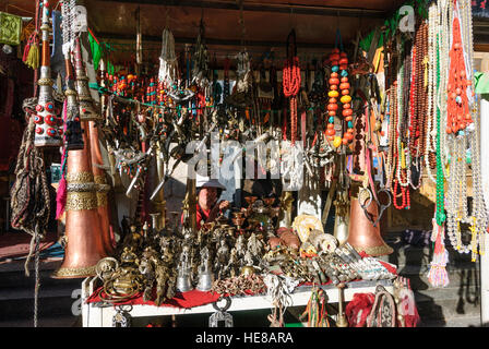 Lhasa: Barkhor ("mittlere Umlauf Weg" rund um den Jokhang-Tempel) in der tibetischen Altstadt; Verkaufsstand für Hörner, Glocken, Amulette und Schmuck, Tibe Stockfoto