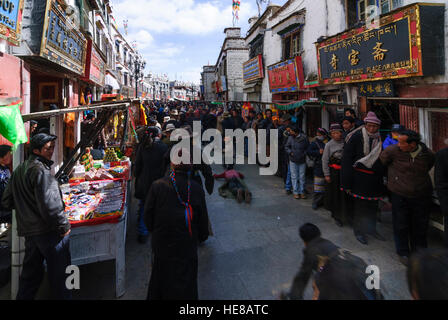 Lhasa: Barkhor ("mittlere Umlauf Weg" rund um den Jokhang-Tempel) in der tibetischen Altstadt; Pilger kommen in das tibetische Neujahrsfest zu Stockfoto