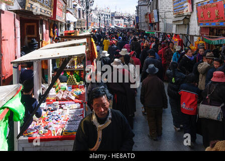 Lhasa: Barkhor ("mittlere Umlauf Weg" rund um den Jokhang-Tempel) in der tibetischen Altstadt; Pilger kommen in das tibetische Neujahrsfest zu Stockfoto