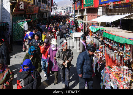 Lhasa: Barkhor ("mittlere Umlauf Weg" rund um den Jokhang-Tempel) in der tibetischen Altstadt; Pilger kommen in das tibetische Neujahrsfest zu Stockfoto