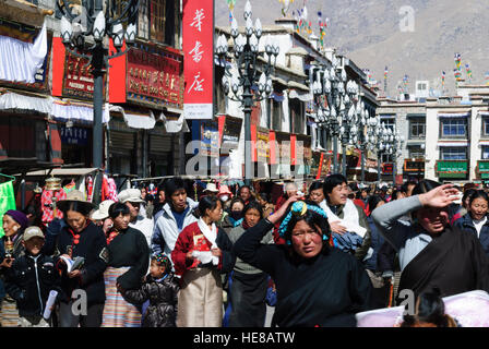 Lhasa: Barkhor ("mittlere Umlauf Weg" rund um den Jokhang-Tempel) in der tibetischen Altstadt; Pilger losgehen, um das tibetische Neujahr Festival clockwi Stockfoto