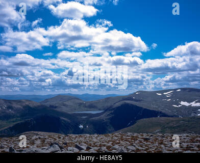 Loch Etchachan Carn Etchachan Derry Cairngorm im Hintergrund von Cairn Gorm Cairngorm Berge Grampian Schottland Stockfoto