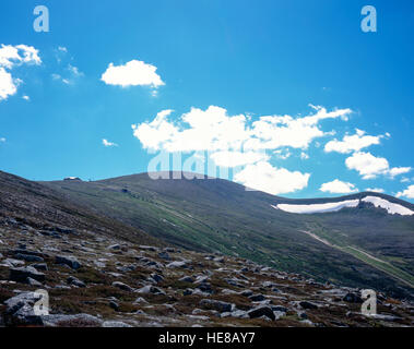 Coire ein t-Sneachda Stob Coire ein t-Sneachda und Cairn man vom Pfad bis Coire Cas an den Hängen des Cairn Gorm Schottland Stockfoto