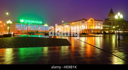 KALININGRAD, Russland - 18. Dezember 2016: Sieg (Pobedy) Quadrat - der Hauptplatz in Neujahr Beleuchtung Stockfoto