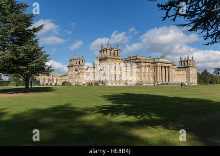 Blenheim Palace ist ein monumentales Landhaus befindet sich in Woodstock, Oxfordshire, England. Stockfoto