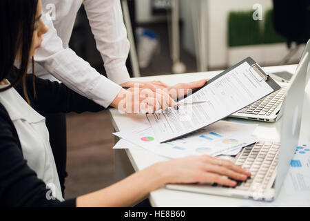 Business-Team analysieren Einkommen Graphen mit modernen Laptops. Analyse und Strategie Konzept hautnah. Stockfoto
