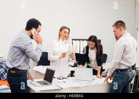 Geschäftsleute im Konferenzraum Stockfoto