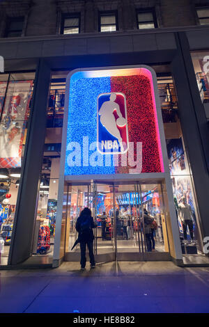 Weihnachten-Anzeige des NBA Store auf der Fifth Avenue in Midtown Manhattan in New York auf Dienstag, 13. Dezember 2016. (© Richard B. Levine) Stockfoto