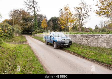 vier-Rad-Antrieb LKW in Feldweg abholen Stockfoto