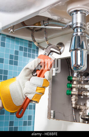 Reparatur ein Rohr unter dem Waschbecken. Klempner Stockfoto