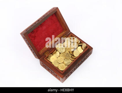 Kiste mit Goldmünzen Stockfoto