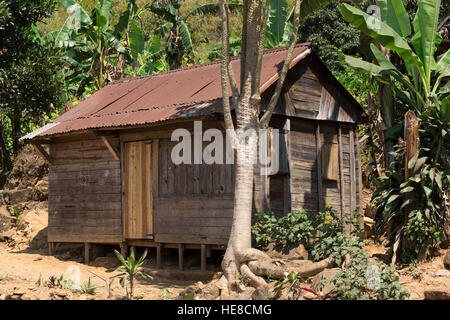 Traditionelle afrikanische madagassischen Hütten in Andasibe Region typisches Dorf in Madagaskar, Provinz Toamasina. Stockfoto