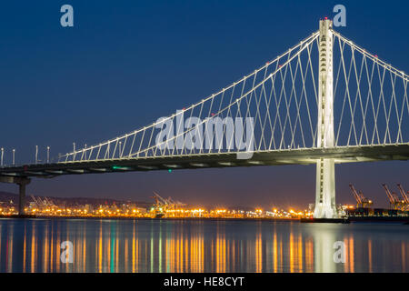 Die neue San Francisco Bay Bridge Ostflügel in der Nacht Stockfoto