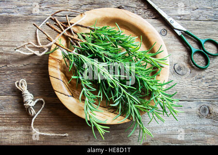 Rosmarin Blätter Haufen Nahaufnahme. Frische Bio Würze Pflanzen Rosmarin auf Holztisch mit Textfreiraum. Gewürze, Kochen, Zutaten für gesunde Stockfoto