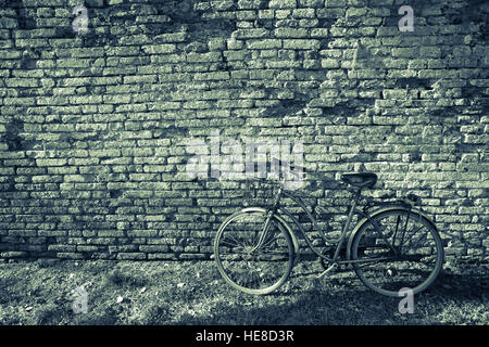 altes Fahrrad geparkt lange eine Außenwand in Insel Burano, Venedig (Vintage-Effekt) Stockfoto