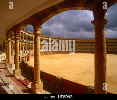 Stierkampfarena Ronda und Gewitterwolken, Provinz Malaga, Andalusien, Spanien. Stockfoto