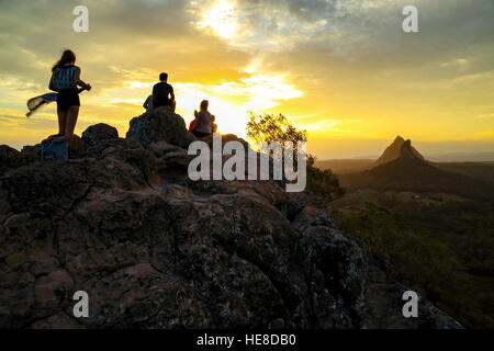 Sonnenuntergang von der Spitze des Mount Ngungun. Die Gipfel im Hintergrund sind Mount Coonowrin und Mount Beerwah - Glasshouse Mountains Stockfoto