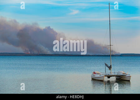 Beecroft Peninsula, NSW, Australien, 6. Oktober 2016: Von der Callala Bay aus betrachtet, brennt ein Buschfeuer im Buschland auf der Beecroft Peninsula an der Südküste von NSW Stockfoto