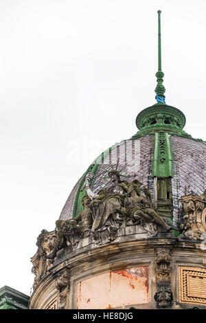 Sitzende Statue of Liberty auf dem Dach. Das Ethnographie-Museum in Lwiw. Stockfoto