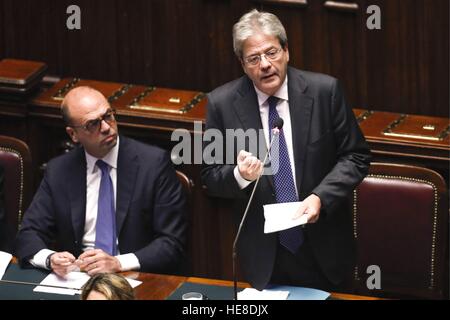 Vertrauensvotum Gentilonis Regierung in Kammern des Abgeordnetenhauses, im Bild der neuen italienischen Premierminister Paolo Gentiloni mit Minister Foreig Stockfoto