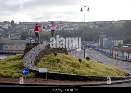 Friedensstatue „Hands Across the Divide“ in Londonderry, Nordirland, geschmückt mit Weihnachtspulern. Stockfoto