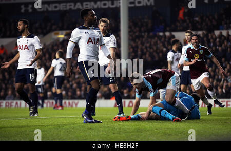 Tottenham Hotspur Spieler stehen niedergeschlagen, als Burnley Ashley Barnes feiert scoring seiner Seite das erste Tor des Spiels während der Premier-League-Spiel an der White Hart Lane, London. Stockfoto