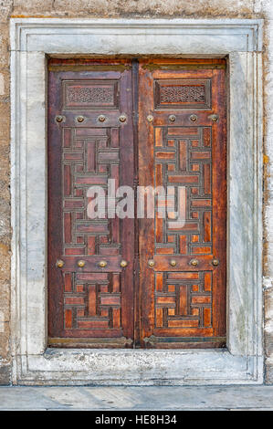 Eine Nahaufnahme von einigen Türen in der blauen Moschee in der türkischen Stadt Istanbul. Stockfoto