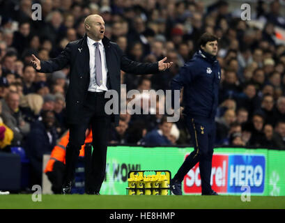 Burnley-Manager Sean Dyche (links) und Tottenham Hotspur Manager Mauricio Pochettino Geste an der Seitenlinie in der Premier League match an der White Hart Lane, London. Stockfoto