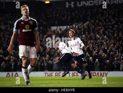 Tottenham Hotspur Danny Rose (links) feiert Tor seiner Mannschaft zweite des Spiels mit Christian Eriksen während der Premier-League-Spiel an der White Hart Lane, London. Stockfoto