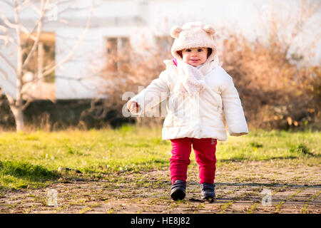 Baby-Mütze mit Ohren Neugeborenen walking Park Winter gekleidet erste Schritte Stockfoto