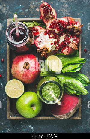 Grün, violett frische Säfte mit Früchten, grünen, Gemüse im tray Stockfoto