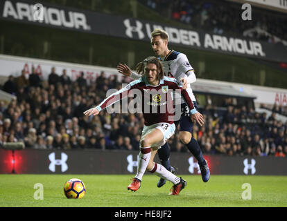 Burnley Jeff Hendrick (links) und Tottenham Hotspurs Christian Eriksen Kampf um den Ball in der Premier League match bei White Hart Lane, London. Stockfoto