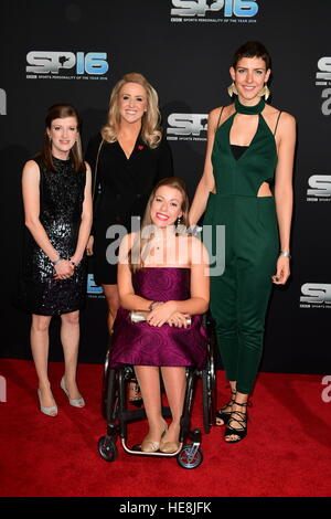 Hannah Cockroft (vorne) und Isobel Pooley (rechts) während der roten Teppich Ankünfte für BBC Sports Personality of das Jahr 2016 an die Vox an Resorts World Birmingham. Stockfoto