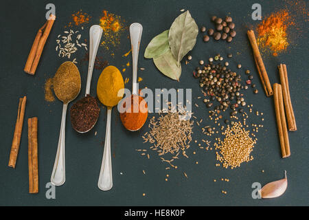 Verschiedene Gewürze Löffel am Steintisch Stockfoto