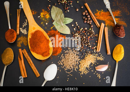 Verschiedene Gewürze Löffel am Steintisch Stockfoto