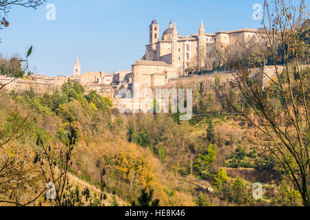 Urbino, einer mittelalterlichen Stadtmauer in der Marche Region Italiens. Die Kathedrale und der Palazzo Ducale-Gebäude zu sehen. Stockfoto