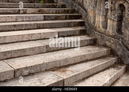 Antike Treppe in das Schloss von Fontainebleau, Frankreich. Stockfoto