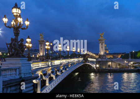 Der Pont Alexandre III ist ein Deck Bogenbrücke, die Seine in Paris erstreckt. Stockfoto