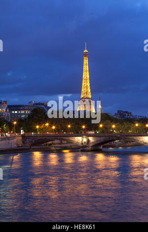 PARIS - 13 Juli: Der Eiffelturm gesehen von Pont Alexandre III in Paris, Frankreich am Juli 13,2014. Stockfoto