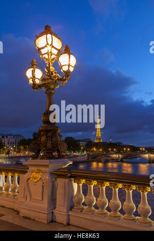 PARIS - 13 Juli: Der Eiffelturm gesehen von Pont Alexandre III in Paris, Frankreich Stockfoto