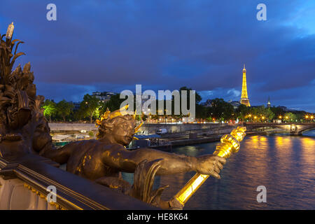 PARIS - 13 Juli: Der Eiffelturm, angesehen vom Pont Alexandre III in Paris, Frankreich. Stockfoto