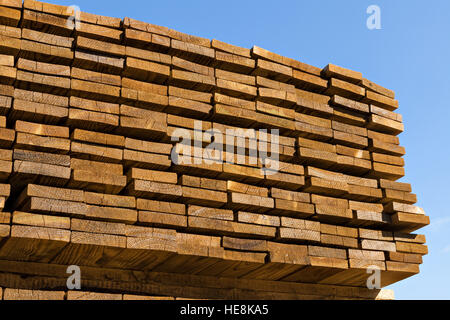 Die Stapel von Holzplatten in einem Sawmil. Stockfoto