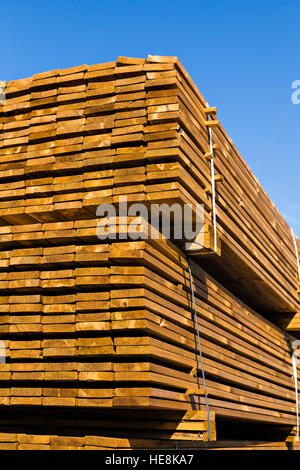 Die Stapel von Holzplatten in einem sawmil Stockfoto