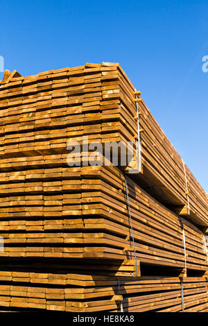 Die Stapel von Holzplatten in einem sawmil Stockfoto