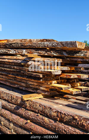 Bild des gestapelten Holz Rundhölzer und Bretter in einem Sägewerk. Stockfoto