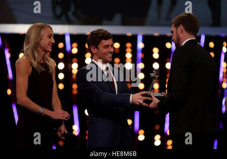 Ben Smith erhält den Helen Rollason Award von Tom Daley und Paula Radcliffe während der BBC Sports Personality des Jahres 2016 in der Genting Arena, Birmingham. Stockfoto