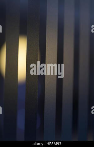 Gestreifte Glas mit Bokeh Beleuchtung Kugeln in blau, grau und schwarz Stockfoto