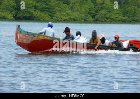 Malaiische Fischer in einem Boot. Fischerdorf auf dem Wasser. Mengkabong Fluss, Kota Kinabalu, Sabah, Borneo, Malaysia. 22 Jun 2012 Stockfoto