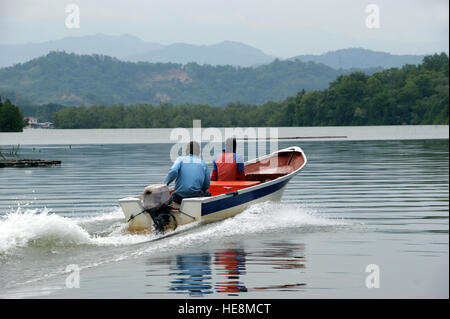 Malaiische Fischer in einem Boot. Fischerdorf auf dem Wasser. Mengkabong Fluss, Kota Kinabalu, Sabah, Borneo, Malaysia. 22 Jun 2012 Stockfoto